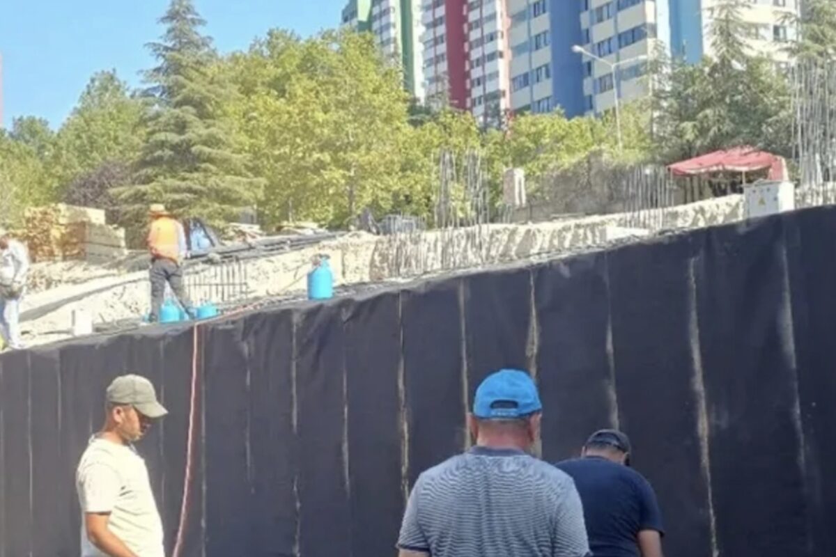 Aplay Yalıtım ekibi şantiyede yalıtım uygulaması yaparken