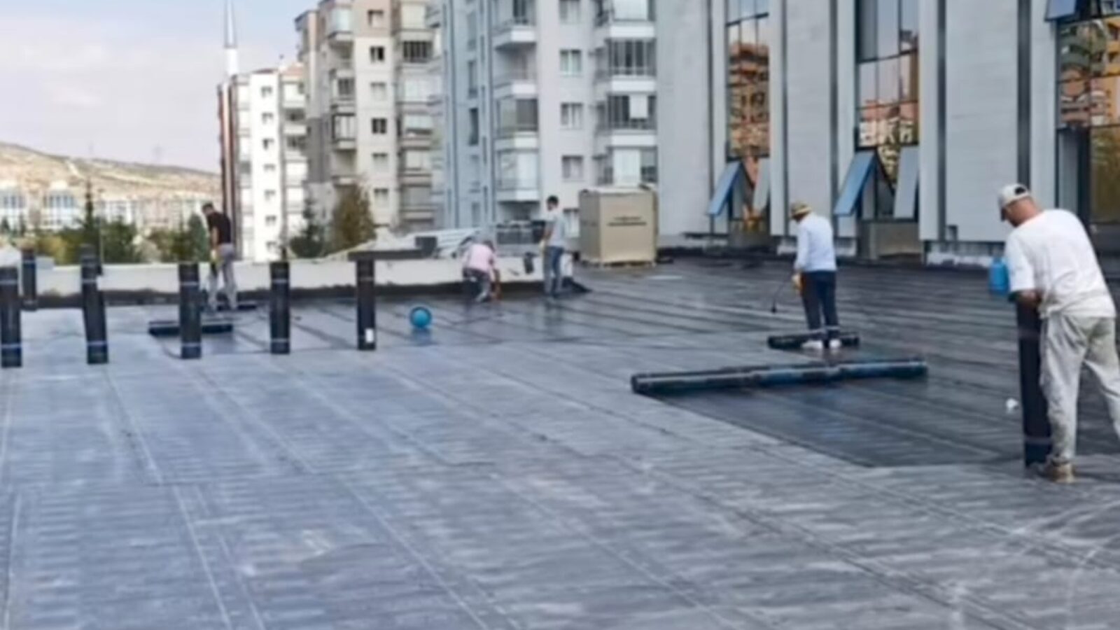 Şantiyede çatı ve teras su yalıtımı uygulaması