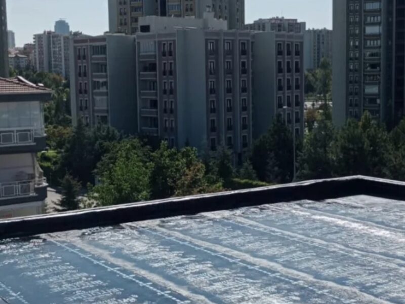 Teras yüzeyinde tamamlanmış su yalıtımı uygulaması