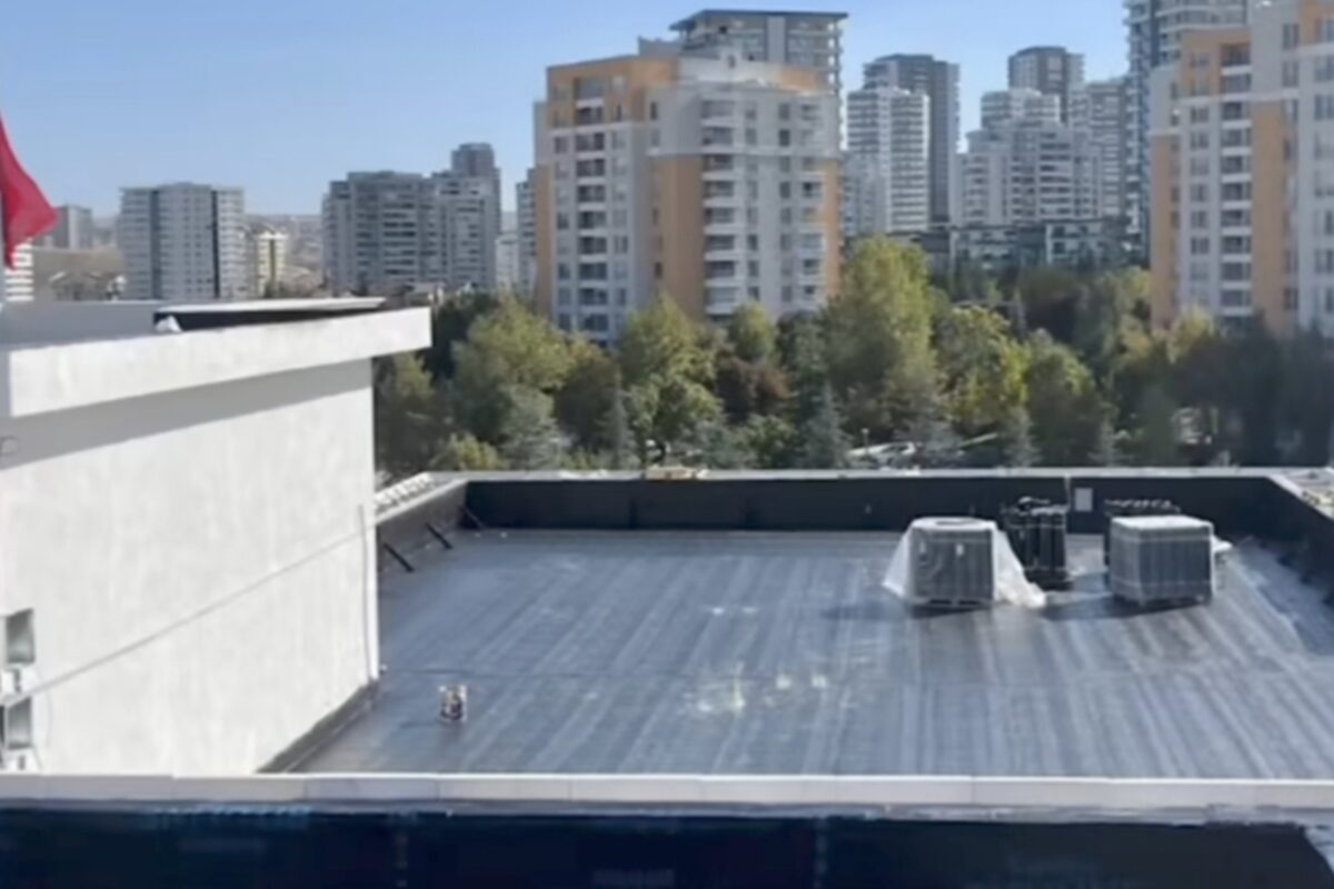 Çatıda PVC membran su yalıtımı uygulaması