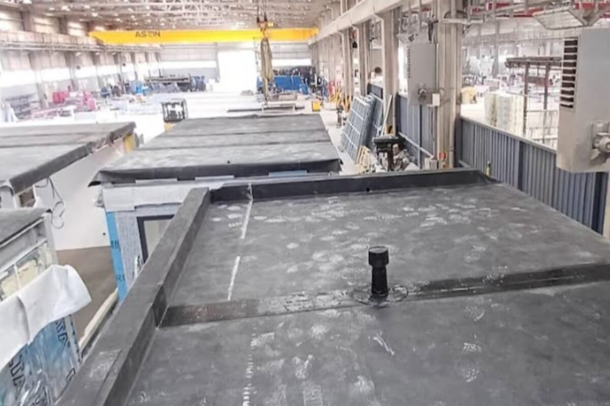Teras yüzeyinde sürme izolasyon su yalıtımı uygulaması