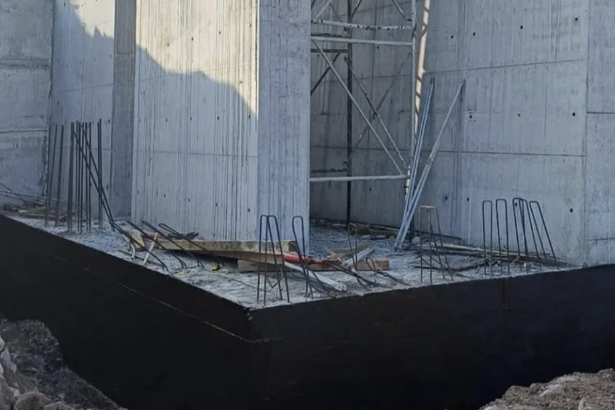Yeni yapıda vinçle temel ve perde su yalıtımı çalışması